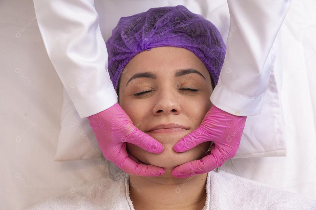 Esteticista faz uma massagem profissional da face do pescoço
