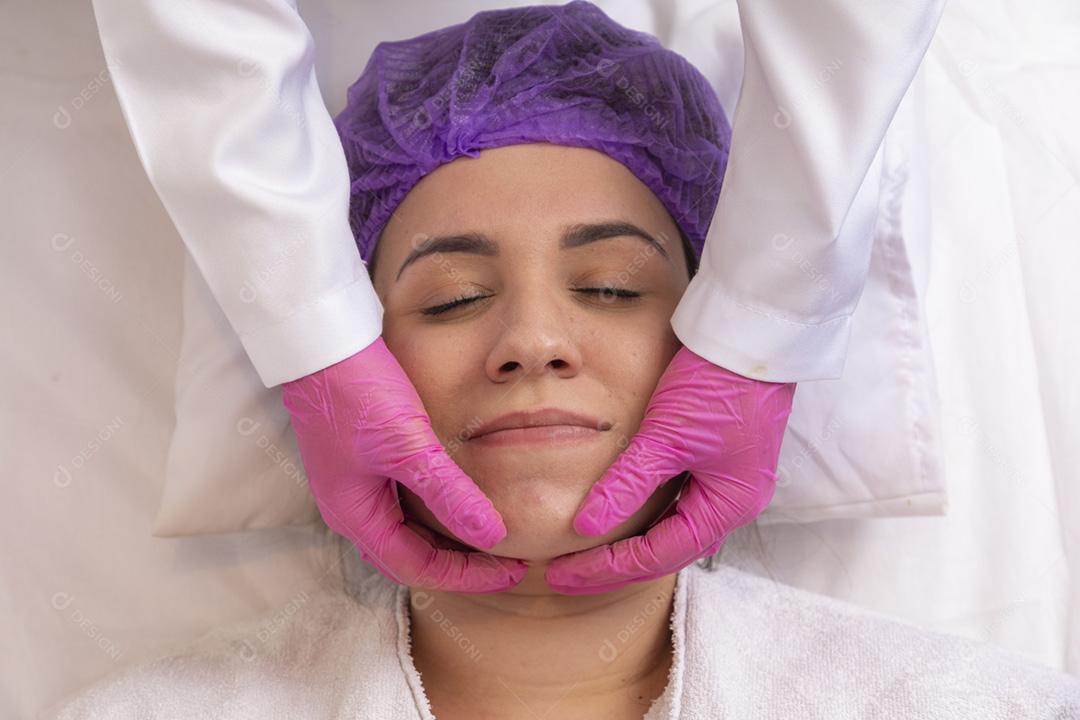 Esteticista faz uma massagem profissional da face do pescoço