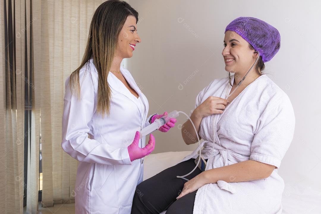 médico aplicando ozonoterapia via auricular para o tratamento