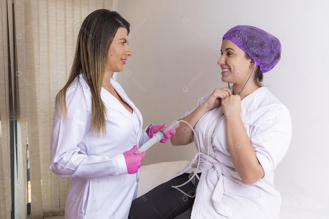 médico aplicando ozonoterapia via auricular para o tratamento