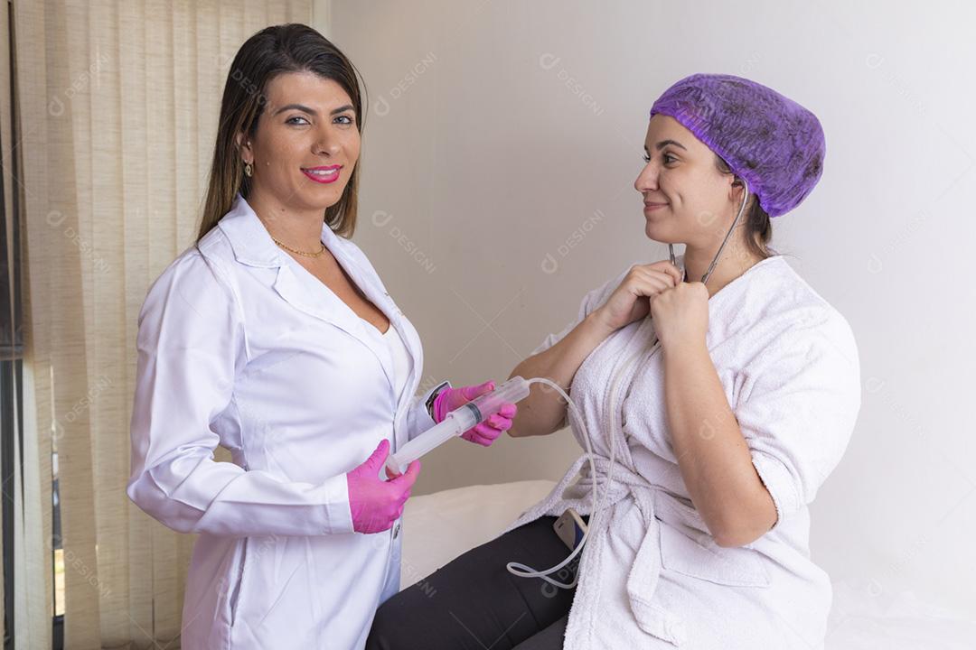 médico aplicando ozonoterapia via auricular para o tratamento