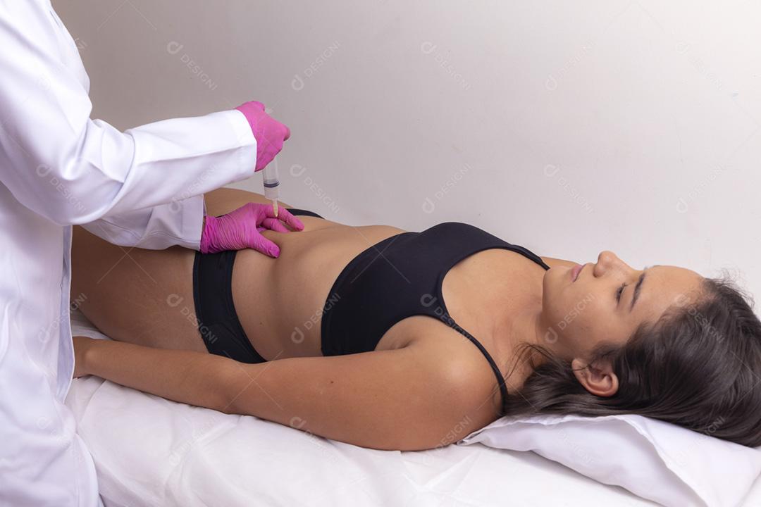 Injeção cosmética no salão spa. Esteticista faz injeção na barriga do paciente. o conceito de rejuvenescimento.