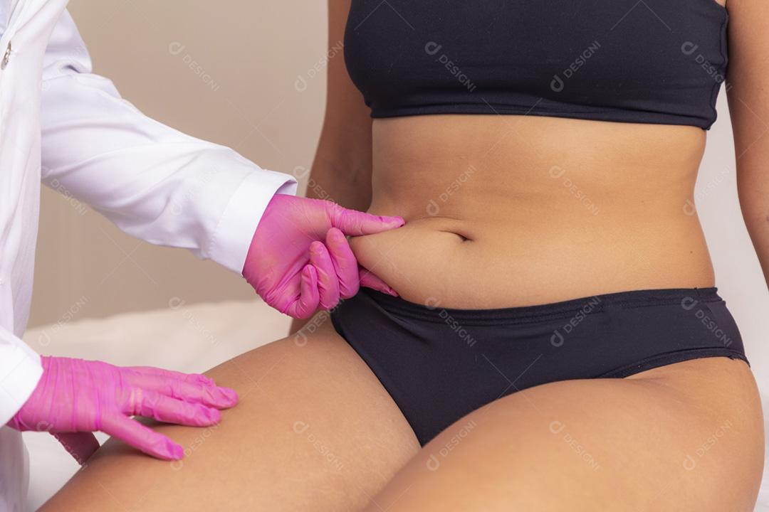 Paciente e esteticista realizando medições para profissionais estéticos