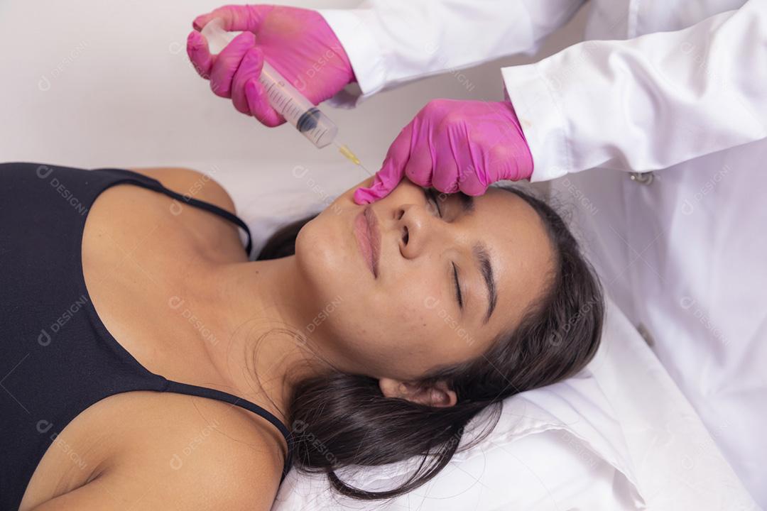 closeup de mulher aplicando ozônio no rosto para tratamento cosmético