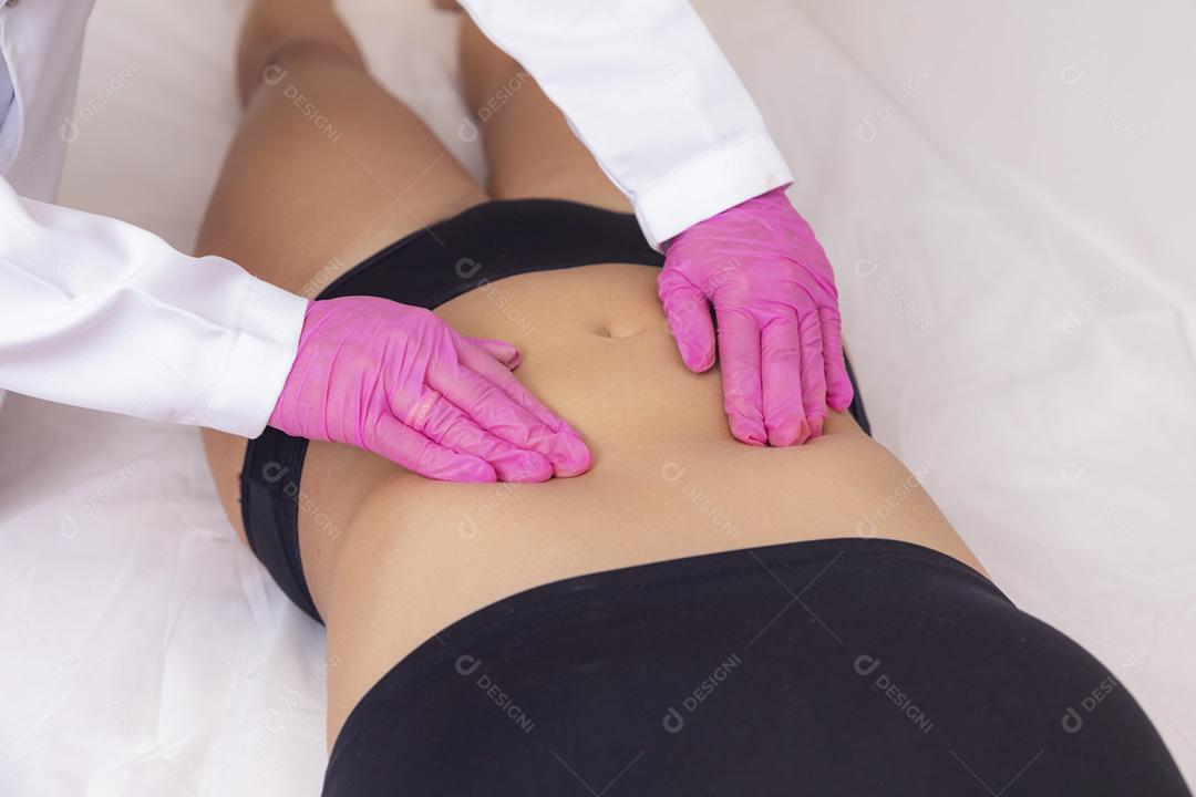 Esteticista, profissional de estética fazendo massagem no abdômen, tapinha