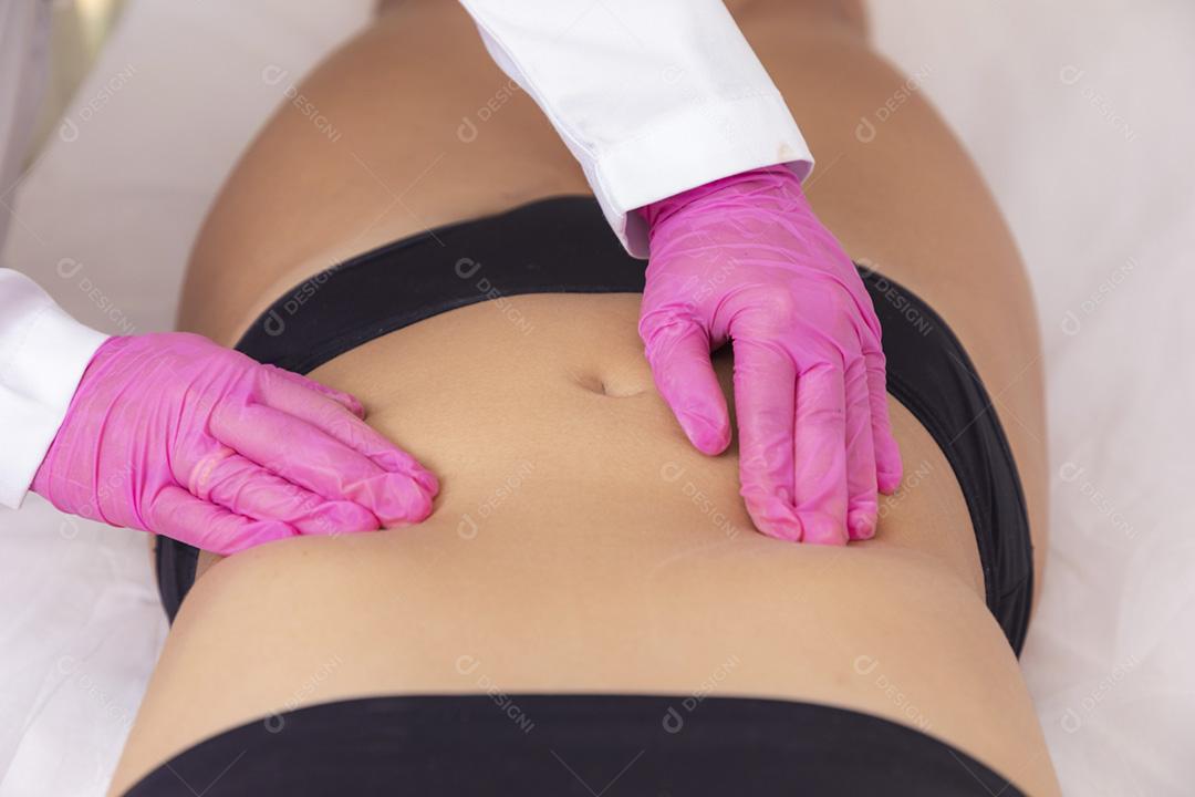 Esteticista, profissional de estética fazendo massagem no abdômen, tapinha