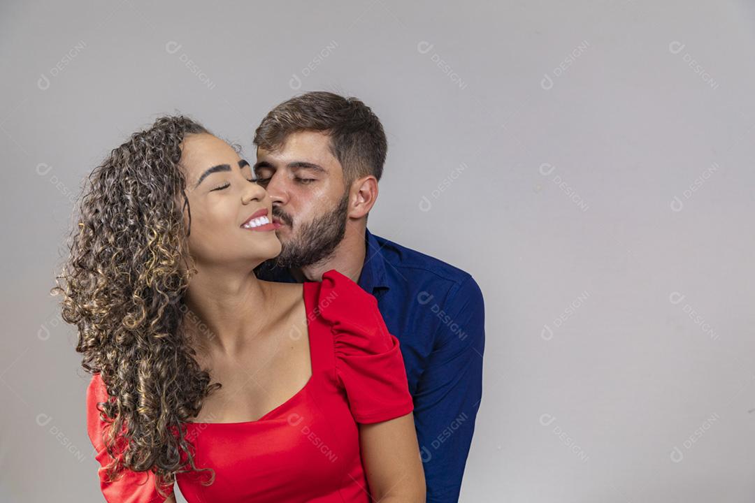 Apaixonado jovem casal apaixonado em fundo cinza com espaço para