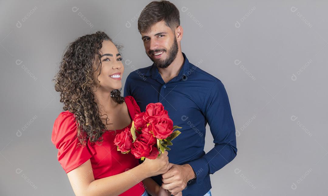 Lindo, feliz e positivo casal abraçando, olhando um ao outro