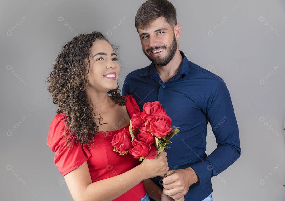 Lindo, feliz e positivo casal abraçando, olhando um ao outro