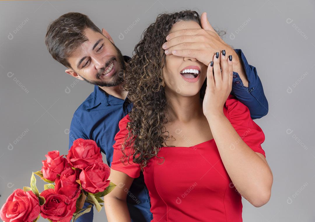 Imagem de jovem surpreendente com flores. O homem surpreende seu