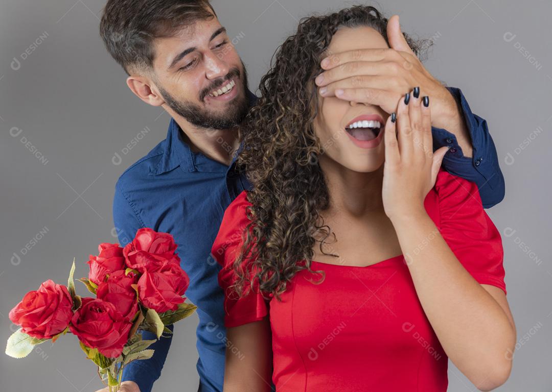 Imagem de jovem surpreendente com flores. O homem surpreende seu