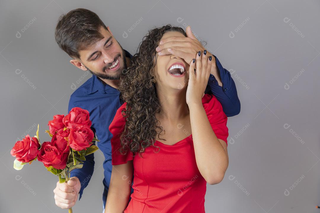 Imagem de jovem surpreendente com flores. O homem surpreende seu