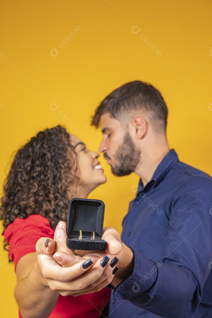 Afetuoso jovem casal abraçando e olhando um para o outro, hol