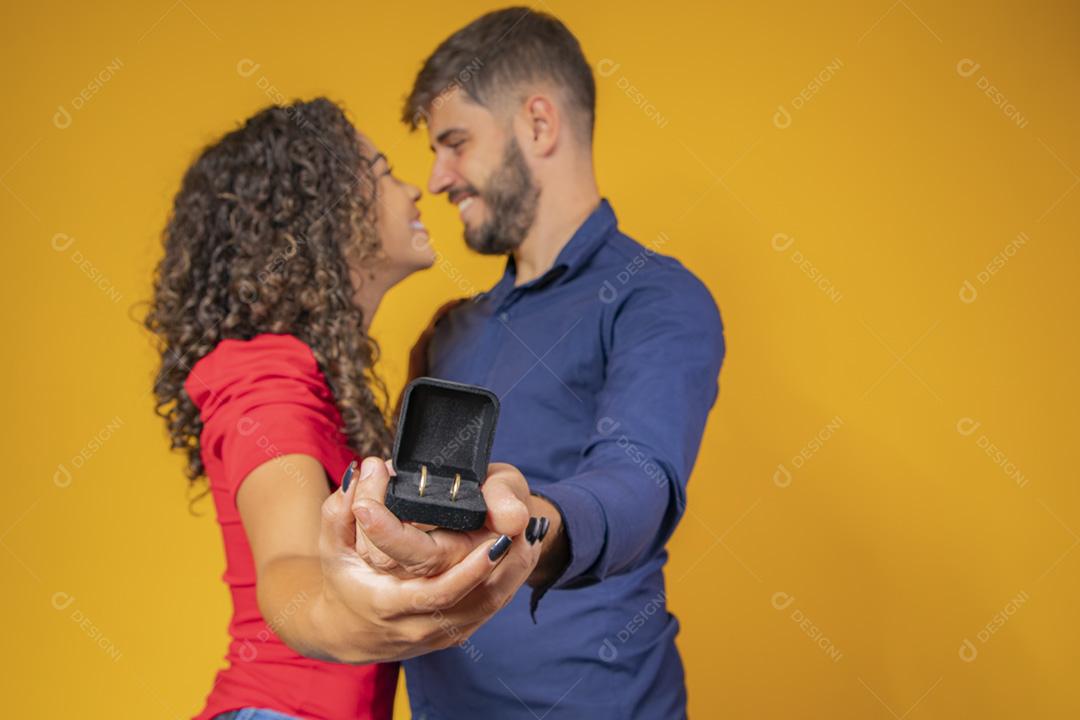 Afetuoso jovem casal abraçando e olhando um para o outro, hol