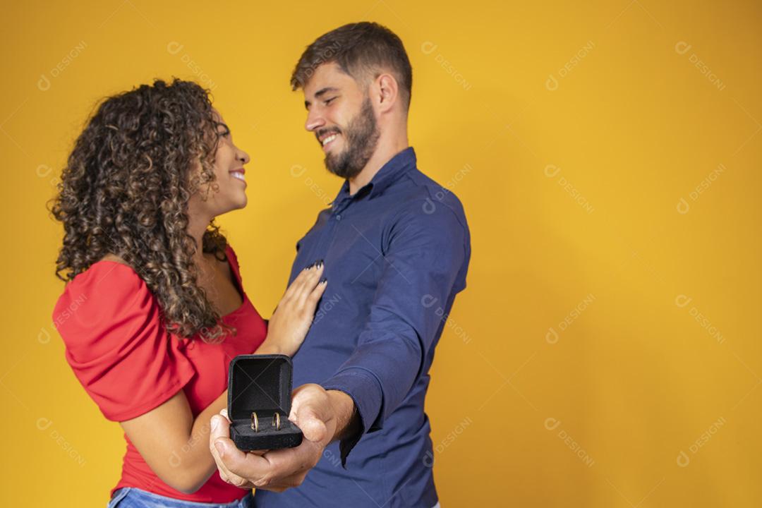 Afetuoso jovem casal abraçando e olhando um para o outro, hol