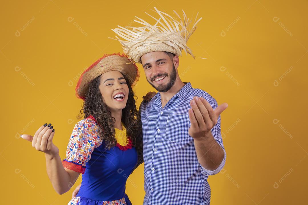 Casal brasileiro vestindo roupas tradicionais para a Festa Junina -