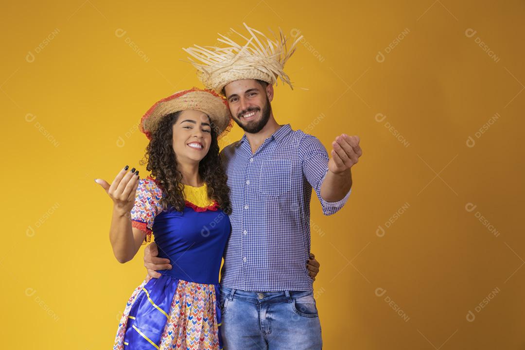 Casal brasileiro vestindo roupas tradicionais para a Festa Junina -