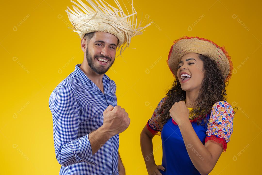 Casal brasileiro vestindo roupas tradicionais para a Festa Junina -