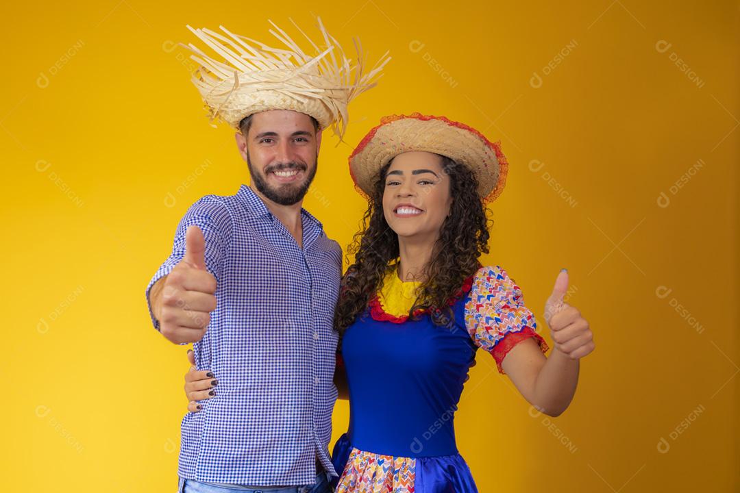 Casal brasileiro vestindo roupas tradicionais para a Festa Junina -