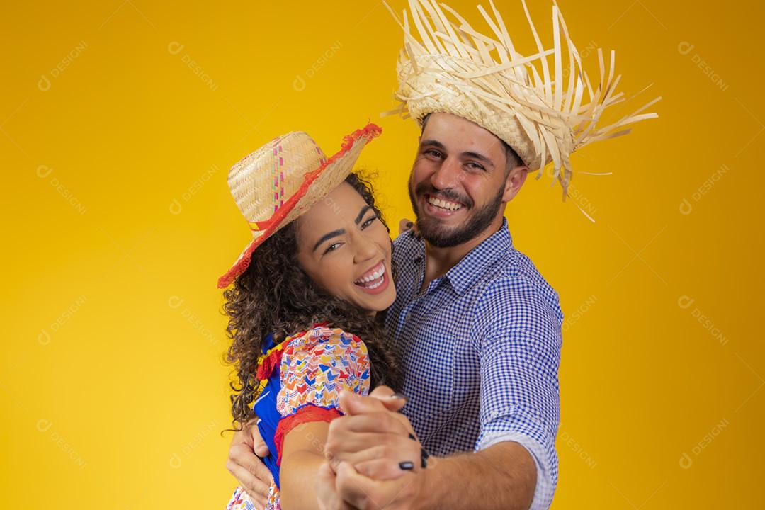 Casal brasileiro vestindo roupas tradicionais para a Festa Junina -