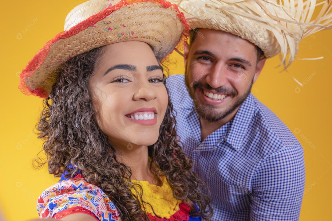 Casal brasileiro vestindo roupas tradicionais para a Festa Junina -