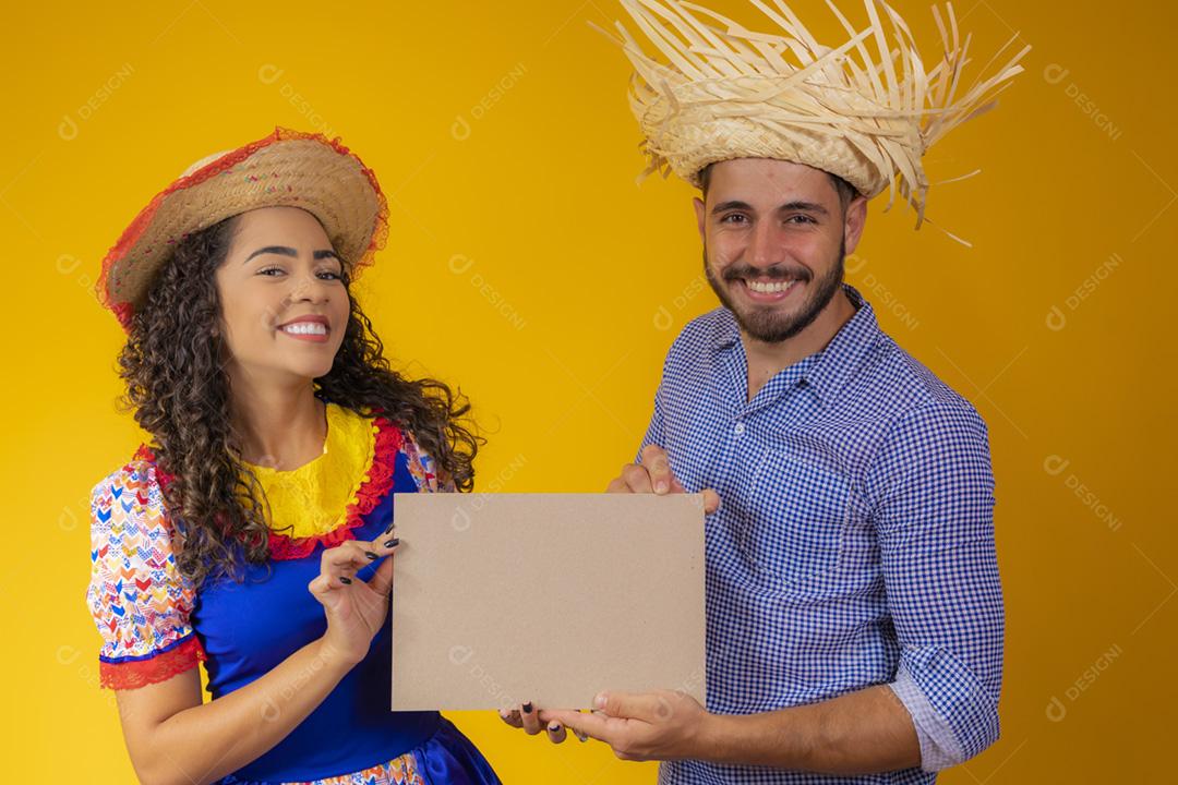 Casal brasileiro vestindo roupas tradicionais para Festa Junina ho