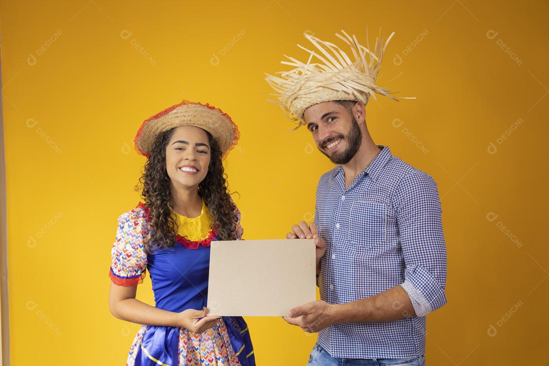 Casal brasileiro vestindo roupas tradicionais para Festa Junina ho