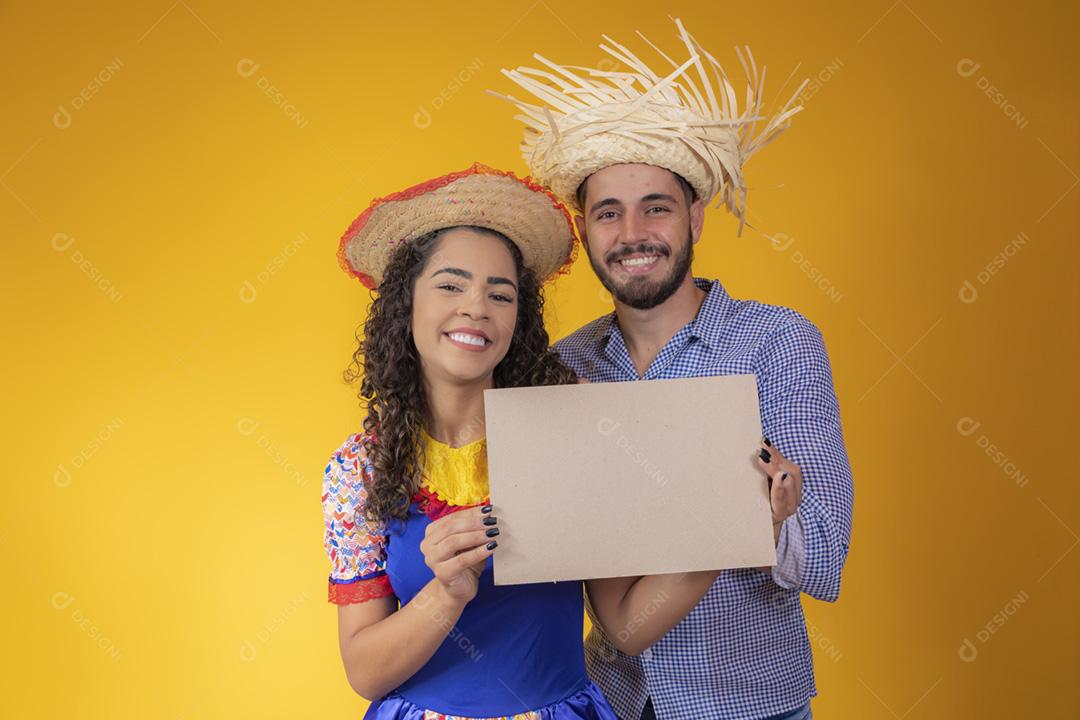 Casal brasileiro vestindo roupas tradicionais para Festa Junina ho