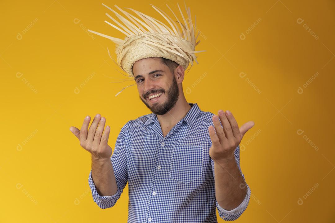 Homem brasileiro vestindo roupas típicas para a Festa Junina