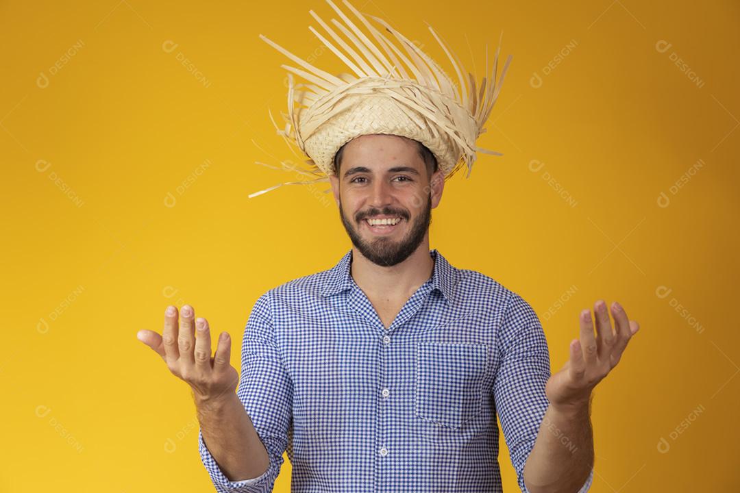 Homem brasileiro vestindo roupas típicas para a Festa Junina