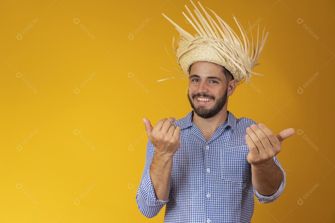 Homem brasileiro vestindo roupas típicas para a Festa Junina