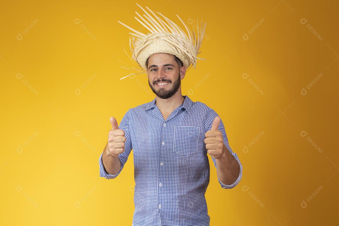 Homem brasileiro vestindo roupas típicas para Festa Junina com thum