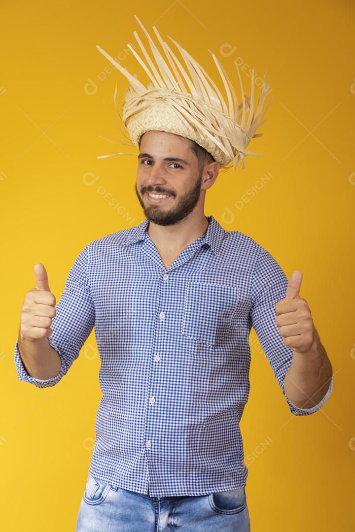 Homem brasileiro vestindo roupas típicas para Festa Junina com thum