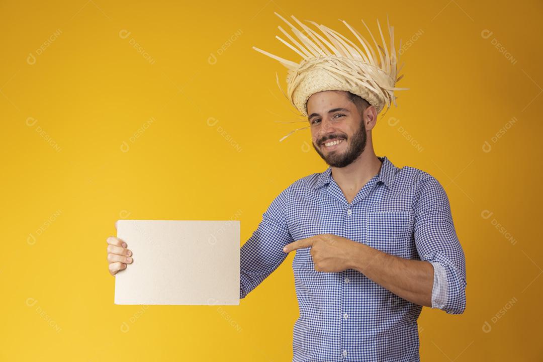 Homem brasileiro vestindo roupas típicas para a Festa Junina holdi