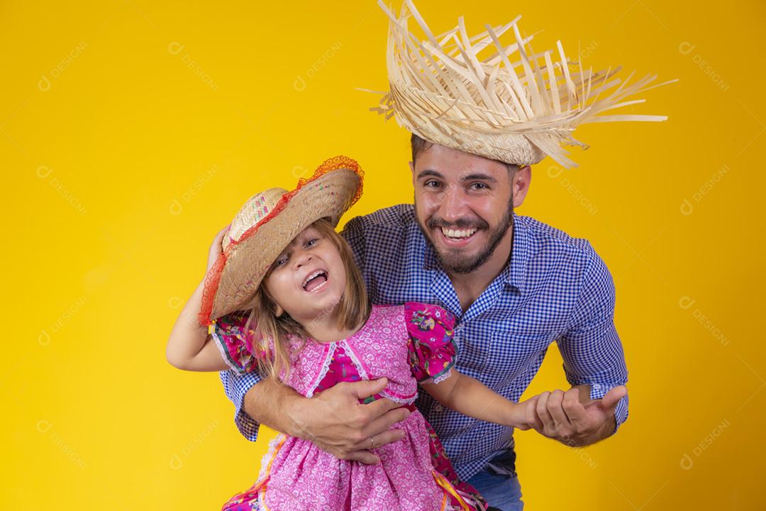 Pai e filha vestidos com roupas de festa junina. Papai jovem um