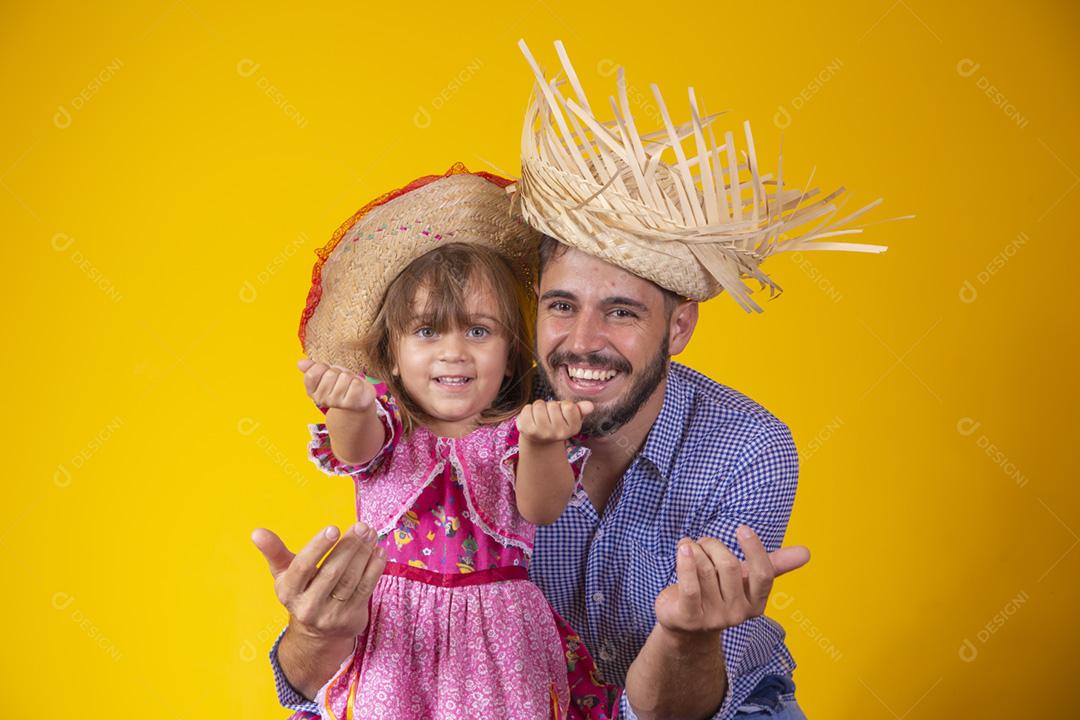 Pai e filha vestidos com roupas de festa junina. Papai jovem um