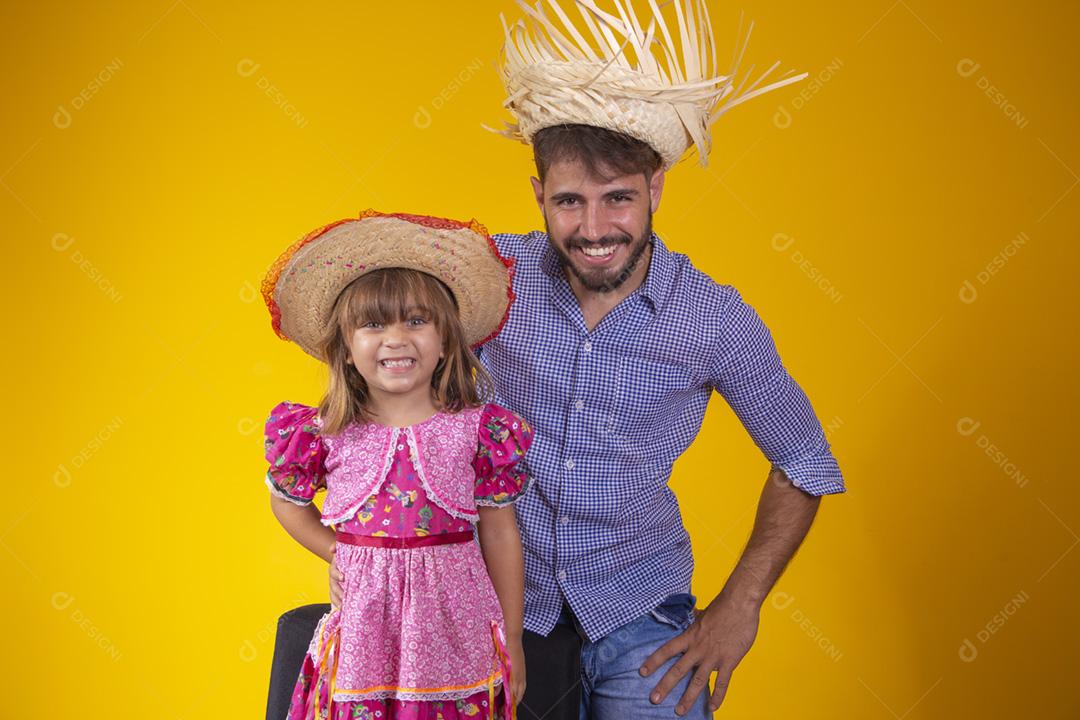 Pai e filha vestidos com roupas de festa junina. Papai jovem um