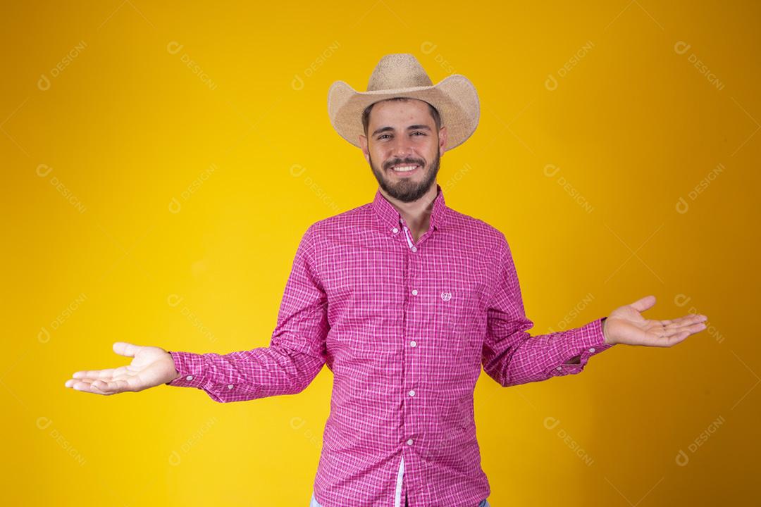 jovem agricultor sorrindo olhando para a câmera no fundo amarelo com