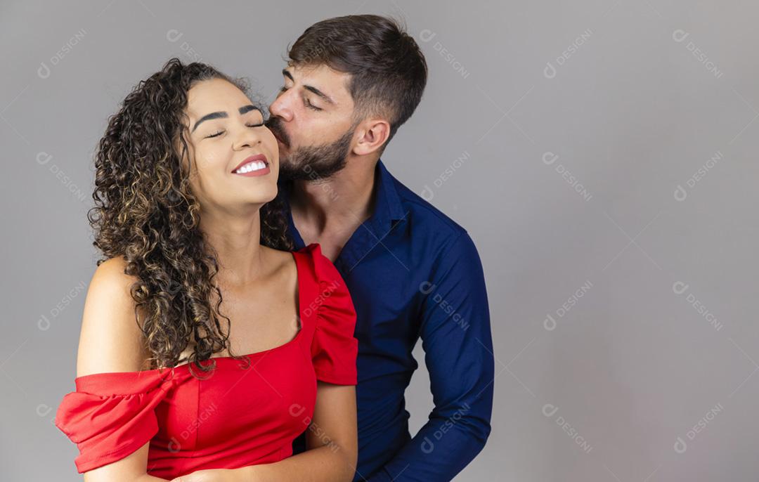 Apaixonado jovem casal apaixonado em fundo cinza com espaço para