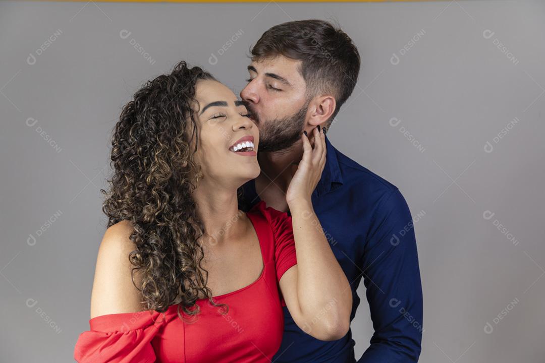 Apaixonado jovem casal apaixonado em fundo cinza com espaço para