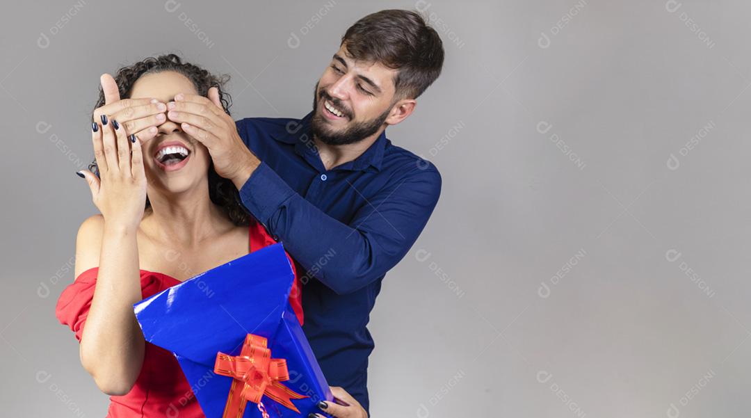 Namorado cobrindo os olhos da namorada para surpreender. Namorado