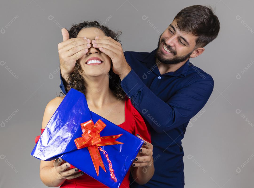 Namorado cobrindo os olhos da namorada para surpreender. Namorado