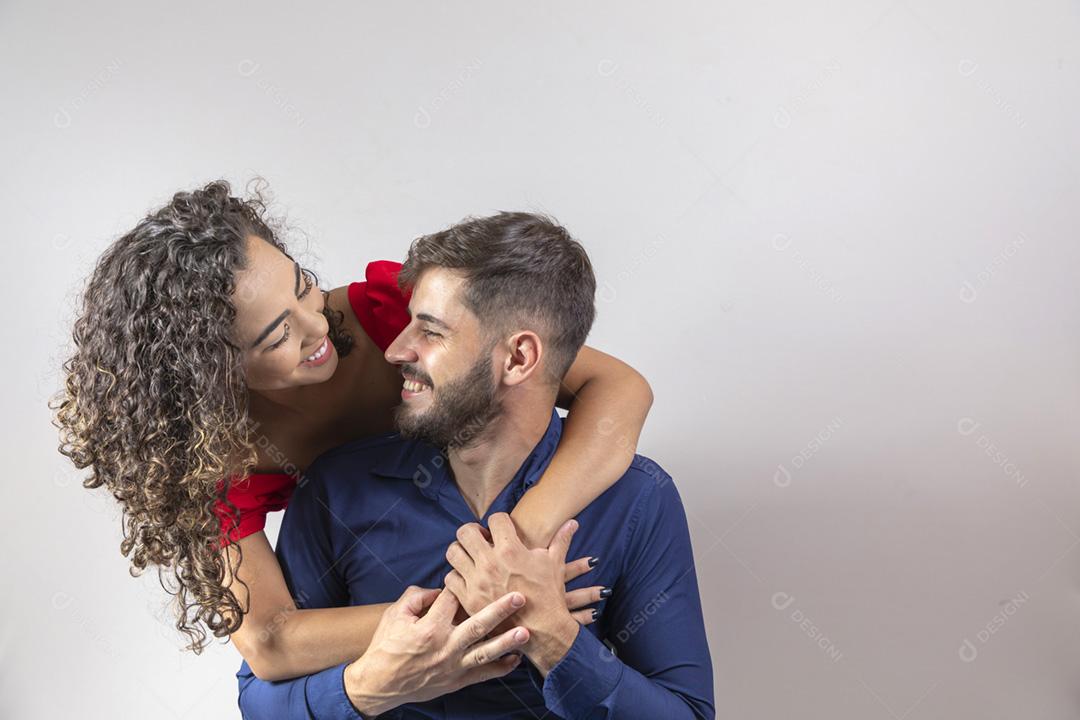 Apaixonado jovem casal apaixonado em fundo cinza com espaço para