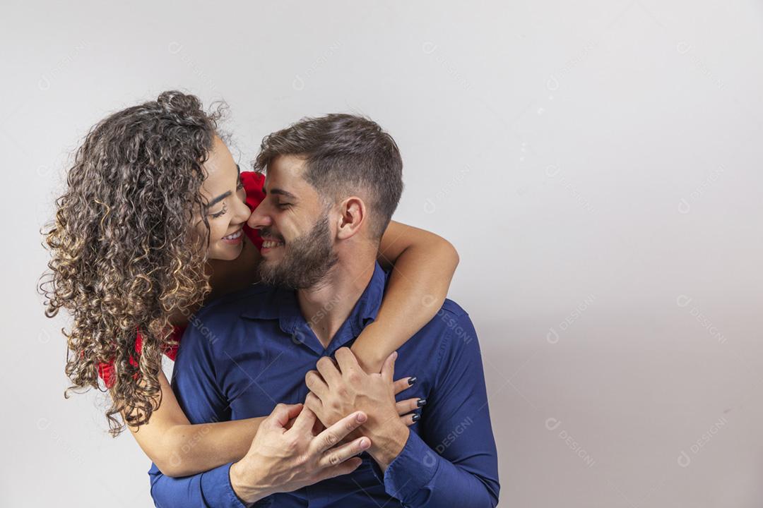 Lindo casal jovem. A mulher romântica entrega um presente de época natalícia t