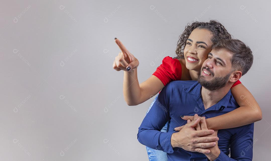 Apaixonado jovem casal apaixonado em fundo cinza com espaço para