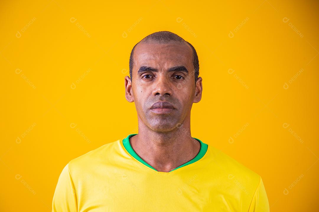 retrato de homem negro maduro com roupa amarela brasileira. Retrato