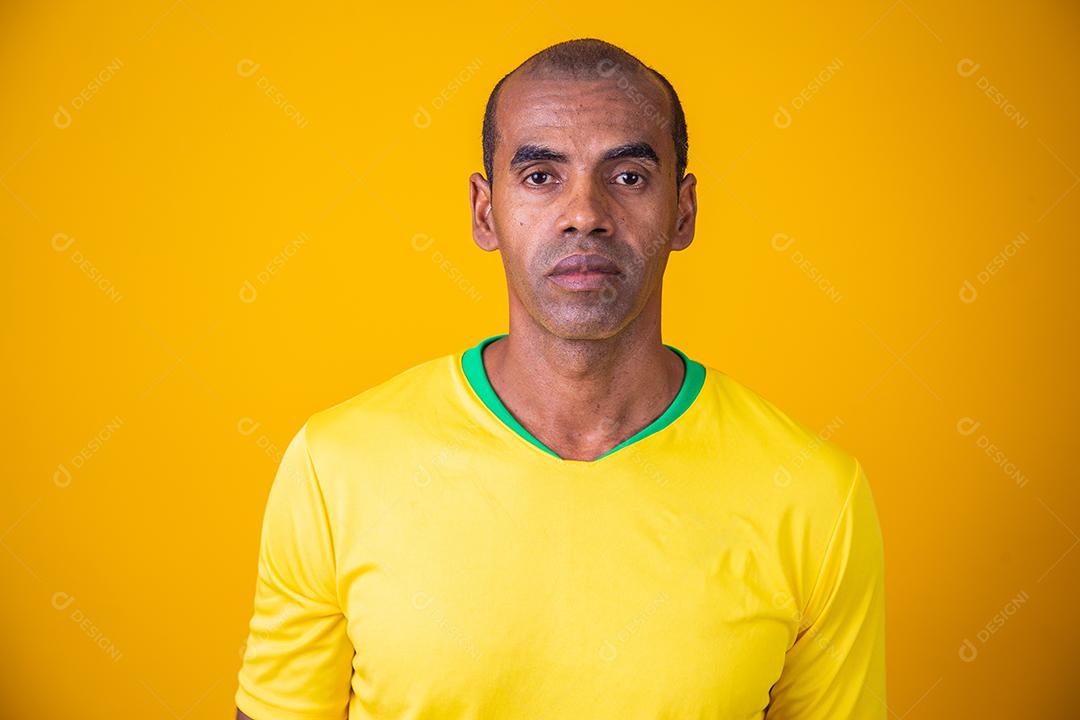 retrato de homem negro maduro com roupa amarela brasileira. Retrato