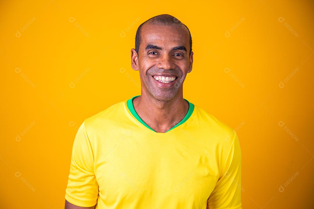 retrato de homem negro maduro com roupa amarela brasileira. Retrato