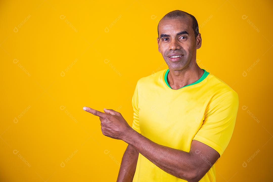 bonito homem afro brasileiro apontando para o lado no espaço livre