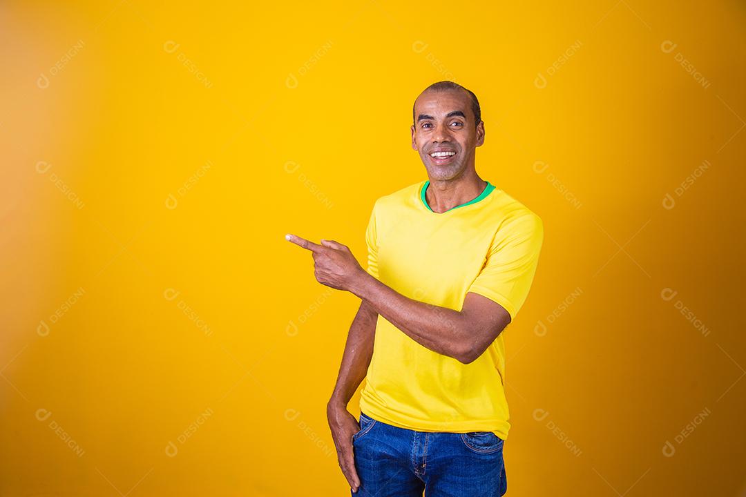 Bonito homem afro brasileiro apontando para o lado